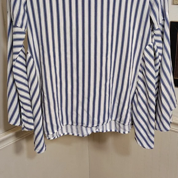 KEREN hart Blue and White Pleated Blouse with V-Neck FLAWED - Picture 5 of 6